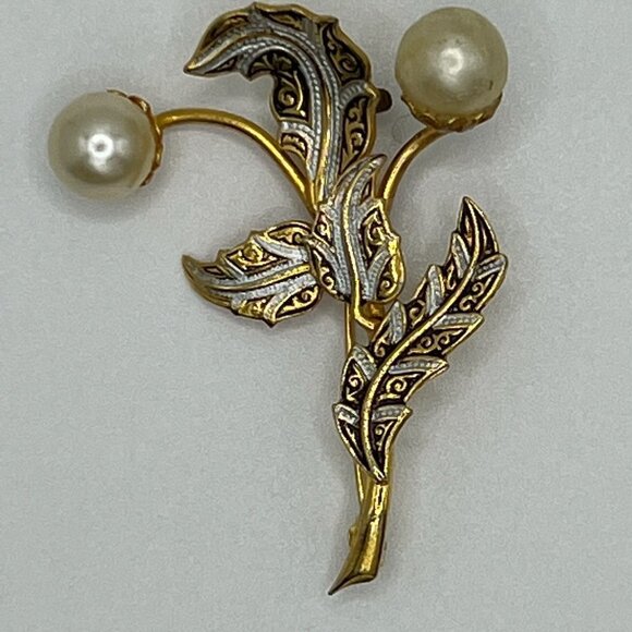 DAMASCENE Vintage Style Flower and Faux Pearl Brooch / Pin - Picture 1 of 2